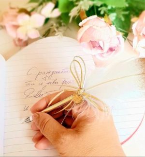 Ръка държи перо, пише астрологични прозрения и анализи