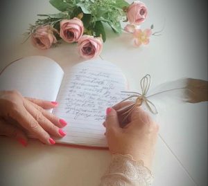 Ръка държи перо, пише астрологични прозрения и анализи