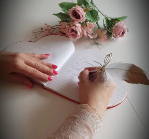 Ръка държи перо, пише астрологични прозрения и анализи