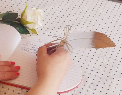 ръка която държи перо и пише размисли