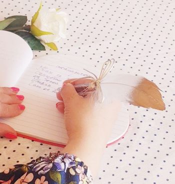 ръка която държи перо и пише размисли