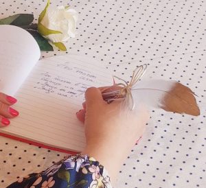 ръка която държи перо и пише размисли