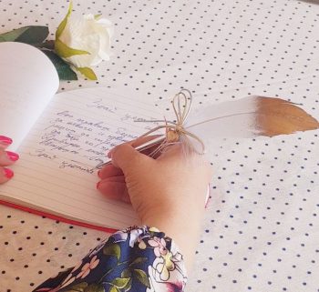 ръка която държи перо и пише размисли