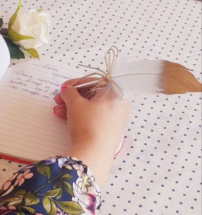 ръка която държи перо и пише размисли