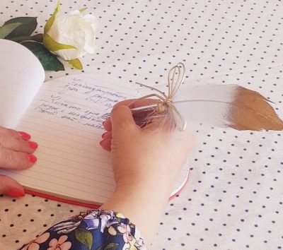 ръка която държи перо и пише размисли