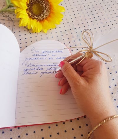 ръка която държи перо и пише размисли